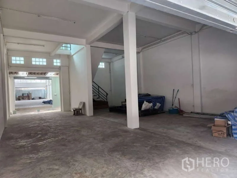 Shophouse for rent in Khlong Toei, Bangkok - Open showroom with support columns, high ceiling and clerestory light panels.