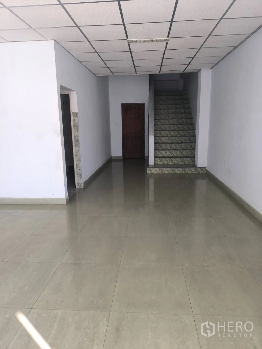 工厂 for sale in Khlong Luang, Pathum Thani - 一层办公室大厅，带通往二层的楼梯。