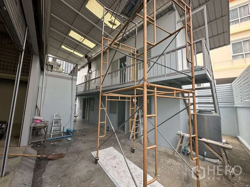 货栈 出租在Pak Kret, Nonthaburi - 员工宿舍楼，带脚手架与外廊通道