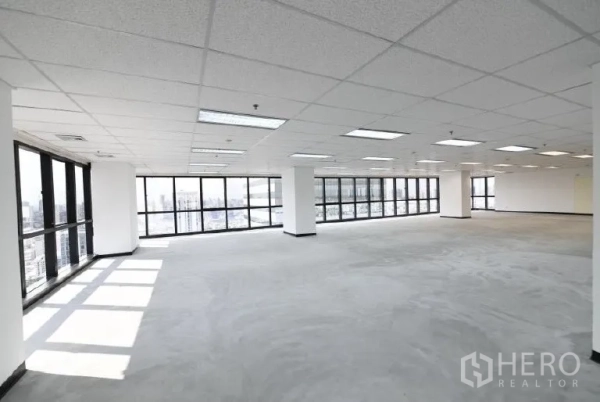 สำนักงาน for rent in Huai Khwang, Bangkok - ภายในสำนักงานสว่าง กระจกพาโนรามาสองด้าน เสาและฝ้าทีบาร์.