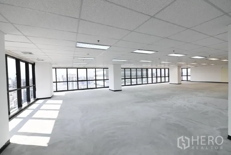 สำนักงาน for rent in Huai Khwang, Bangkok - ภายในสำนักงานสว่าง กระจกพาโนรามาสองด้าน เสาและฝ้าทีบาร์.