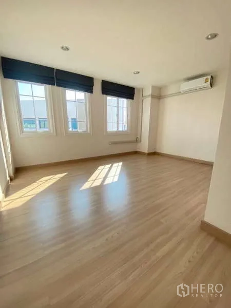 สำนักงานที่บ้าน ให้เช่าหรือขาย - ห้องนอนมุม พื้นไม้ หน้าต่างสามบาน และเครื่องปรับอากาศติดผนัง