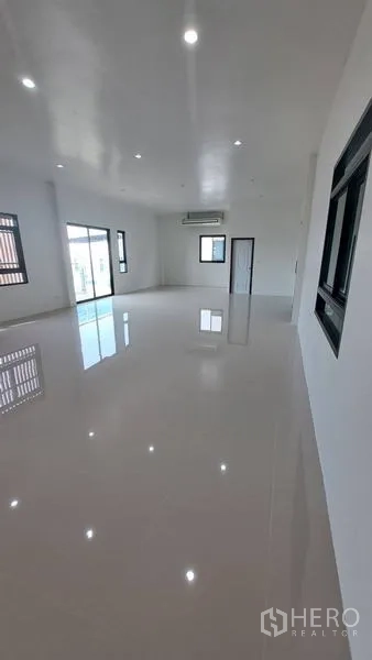 Warehouse for rent in Lam Luk Ka, Pathum Thani - Warehouse mezzanine and loading entrance with metal stairs and high roof trusses.
