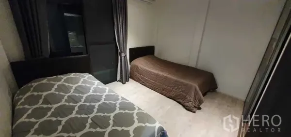 Detached House for rent in Prawet, Bangkok - Bedroom with two single beds, curtains and light wood flooring