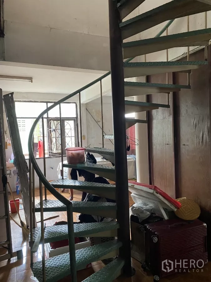 Shophouse for rent in Khlong Toei, Bangkok - Sturdy metal spiral staircase connecting the shophouse floors.