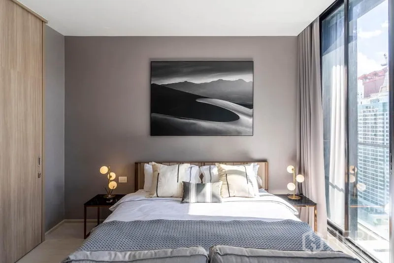 Condominium for rent in Pathum Wan, Bangkok - Sunlit bedroom with king bed, built-in wardrobe and floor-to-ceiling windows overlooking Bangkok.