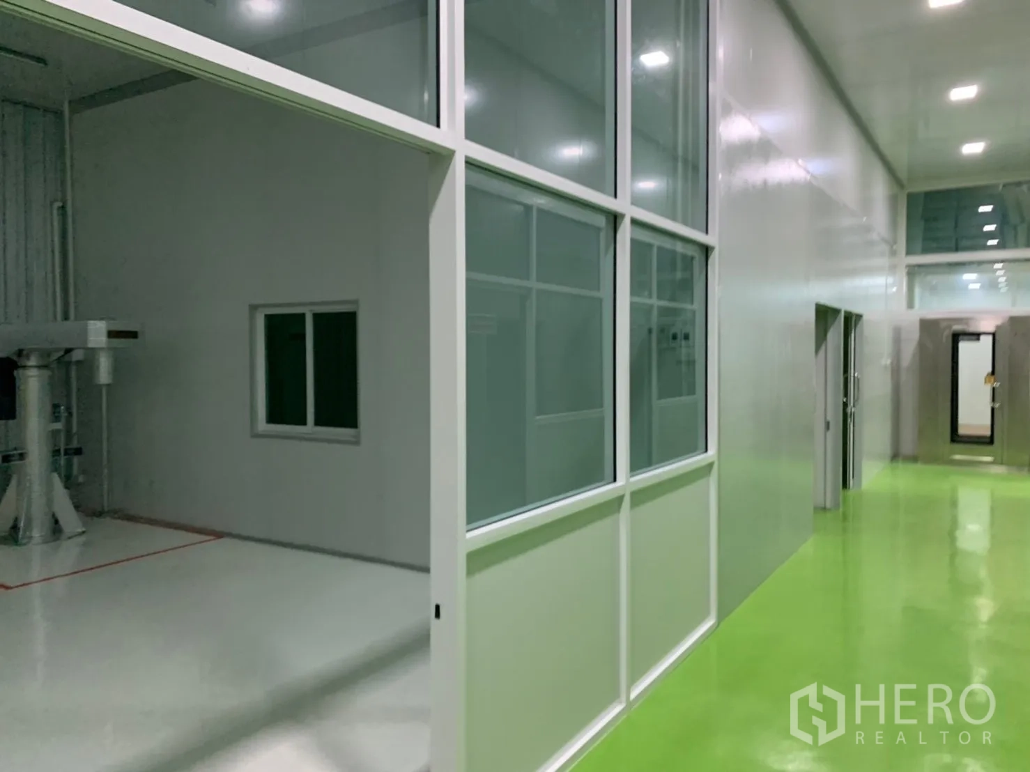 Factory for rent in Khlong Luang, Pathum Thani - Bright corridor with green epoxy flooring and windows into adjacent rooms.