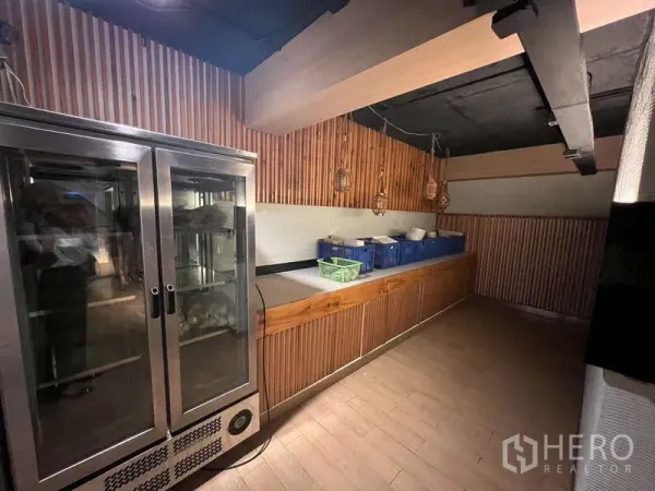 Shophouse for rent or sale in Khlong Toei, Bangkok - Service counter with wooden slat wall, display fridge and storage cabinets.