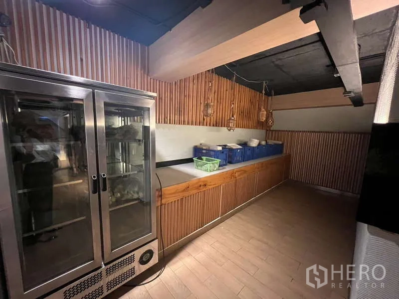 Shophouse for rent or sale in Khlong Toei, Bangkok - Service counter with wooden slat wall, display fridge and storage cabinets.