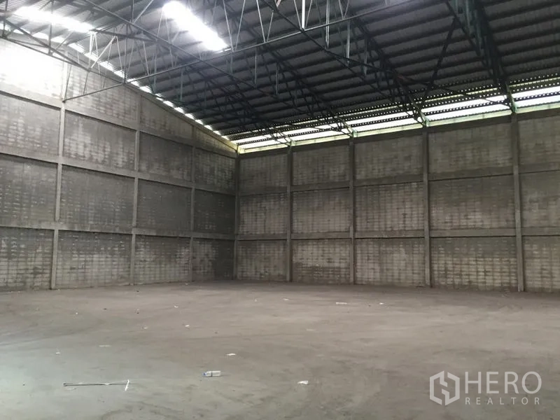 仓库 for rent in Mueang Pathum Thani, Pathum Thani - 另一角度展示高挑仓库内部与钢结构屋面。