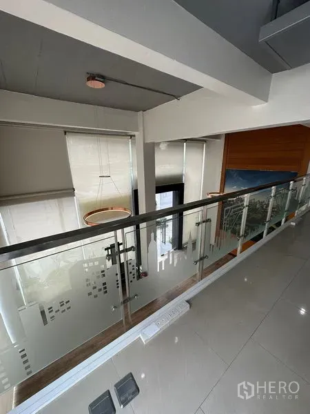 Office Space for rent in Pathum Wan, Bangkok - Mezzanine walkway with frosted glass balustrade overlooking a double-height lobby in a Pathum Wan office.