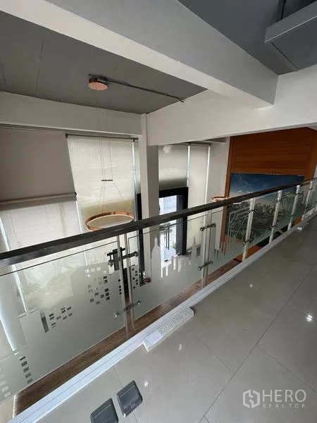 Office Space for rent in Pathum Wan, Bangkok - Mezzanine walkway with frosted glass balustrade overlooking a double-height lobby in a Pathum Wan office.