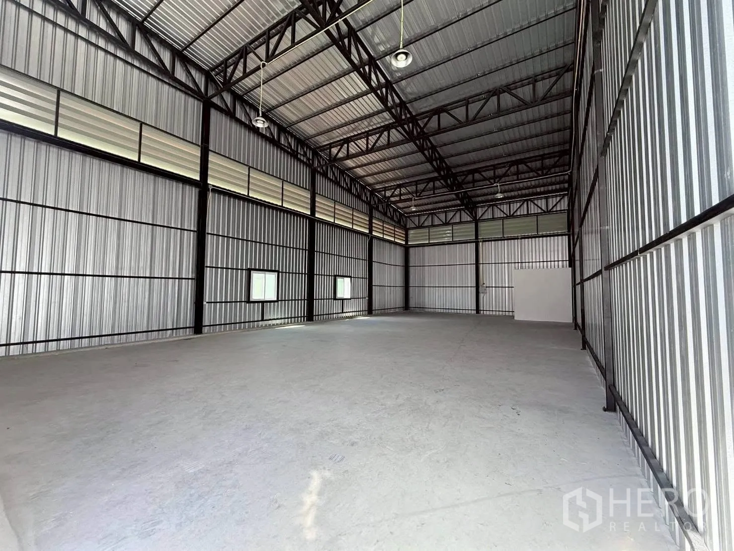 仓库 for rent in Bang Phli, Samut Prakan - 开阔库房内设顶灯与通风板，混凝土地面便于作业。