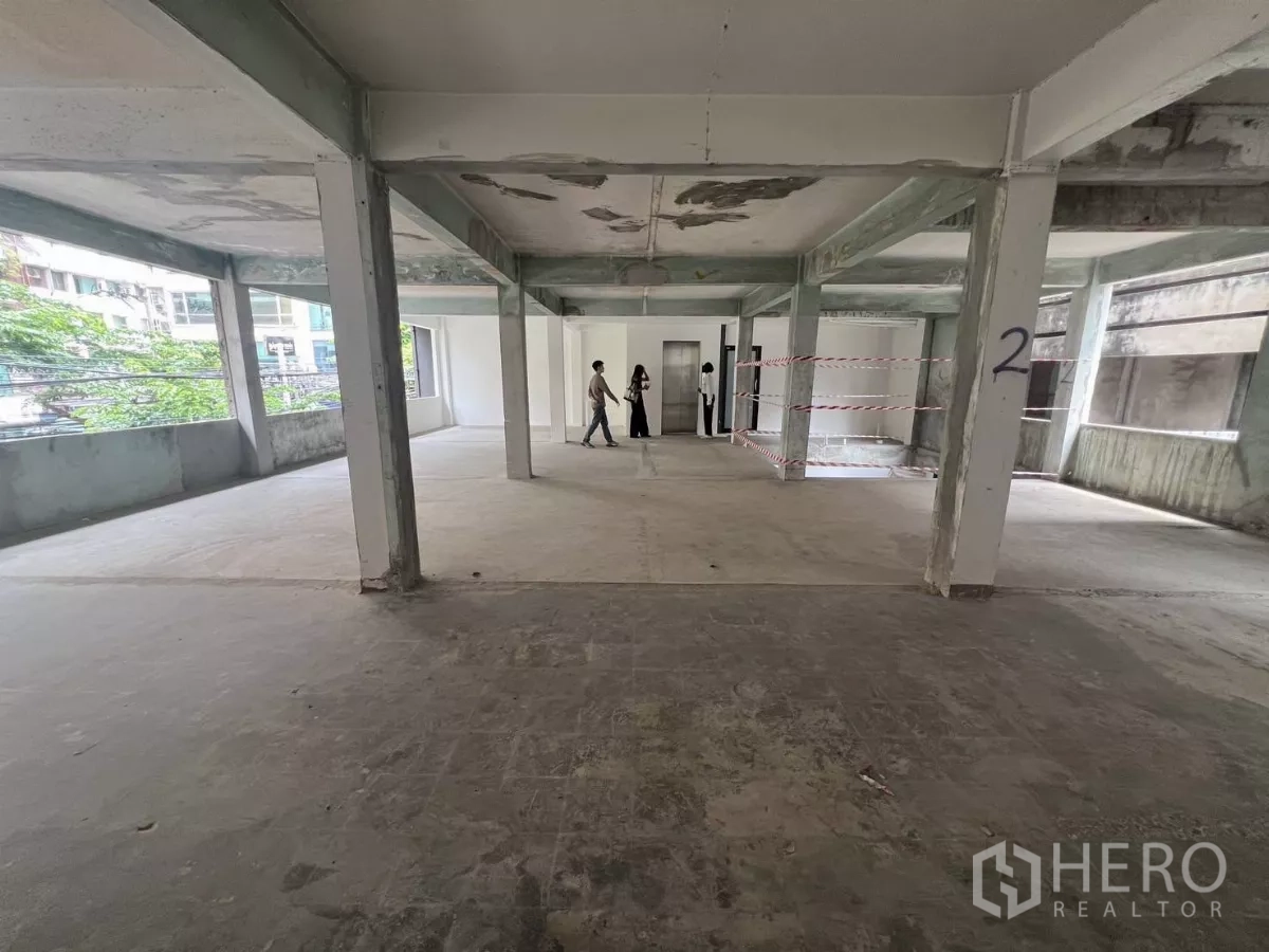 Retail Space for rent in Bang Rak, Bangkok - Wide column-supported interior with multiple window bays and an open core area, ready for tenant fit-out.