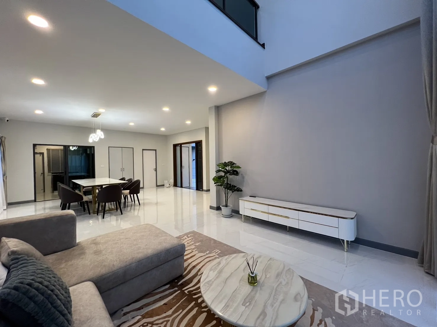 Detached House for rent or sale in Bang Phli, Samut Prakan - Open-plan room with modern lighting, sliding doors and ample circulation space.