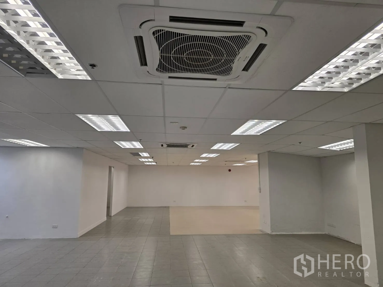 Retail Space for rent in Watthana, Bangkok - Bright retail floor with drop ceiling, cassette air conditioning, and grid lighting.