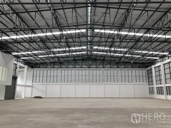 Factory for rent in Phra Nakhon Si Ayutthaya - Clear-span warehouse interior with ventilation louvers and bright skylight strips.
