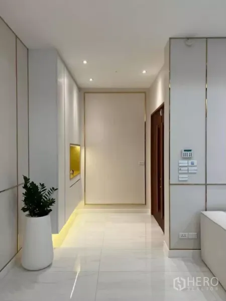 Detached House for rent in Phaya Thai, Bangkok - Bright hallway with white marble floors, recessed lighting and a built-in niche.