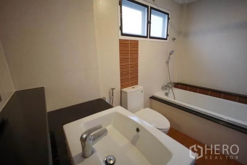 Detached House for rent in Bang Phli, Samut Prakan - Main bathroom with bathtub, handheld shower and dual windows.