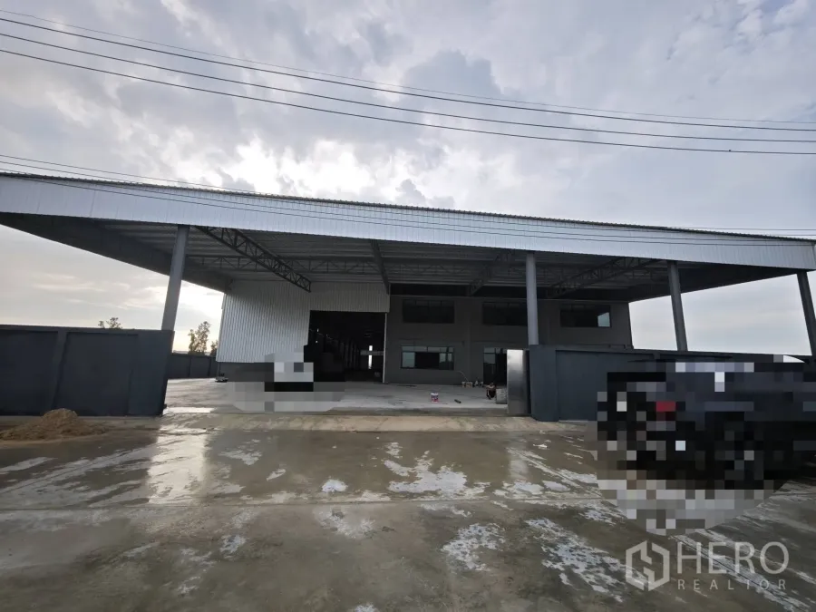 仓库 for rent or sale in Bang Phli, Samut Prakan - 仓库正面外观，展示大型屋檐与宽敞车道。