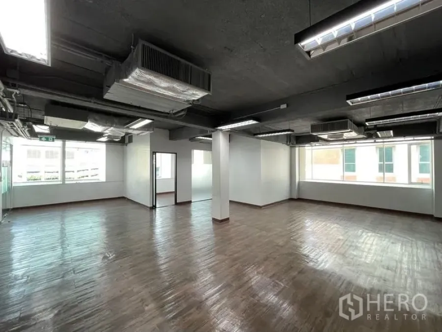 สำนักงาน ให้เช่าในRatchathewi, Bangkok - มุมออฟฟิศติดหน้าต่างสองด้าน รับแสงธรรมชาติบนพื้นเงางาม