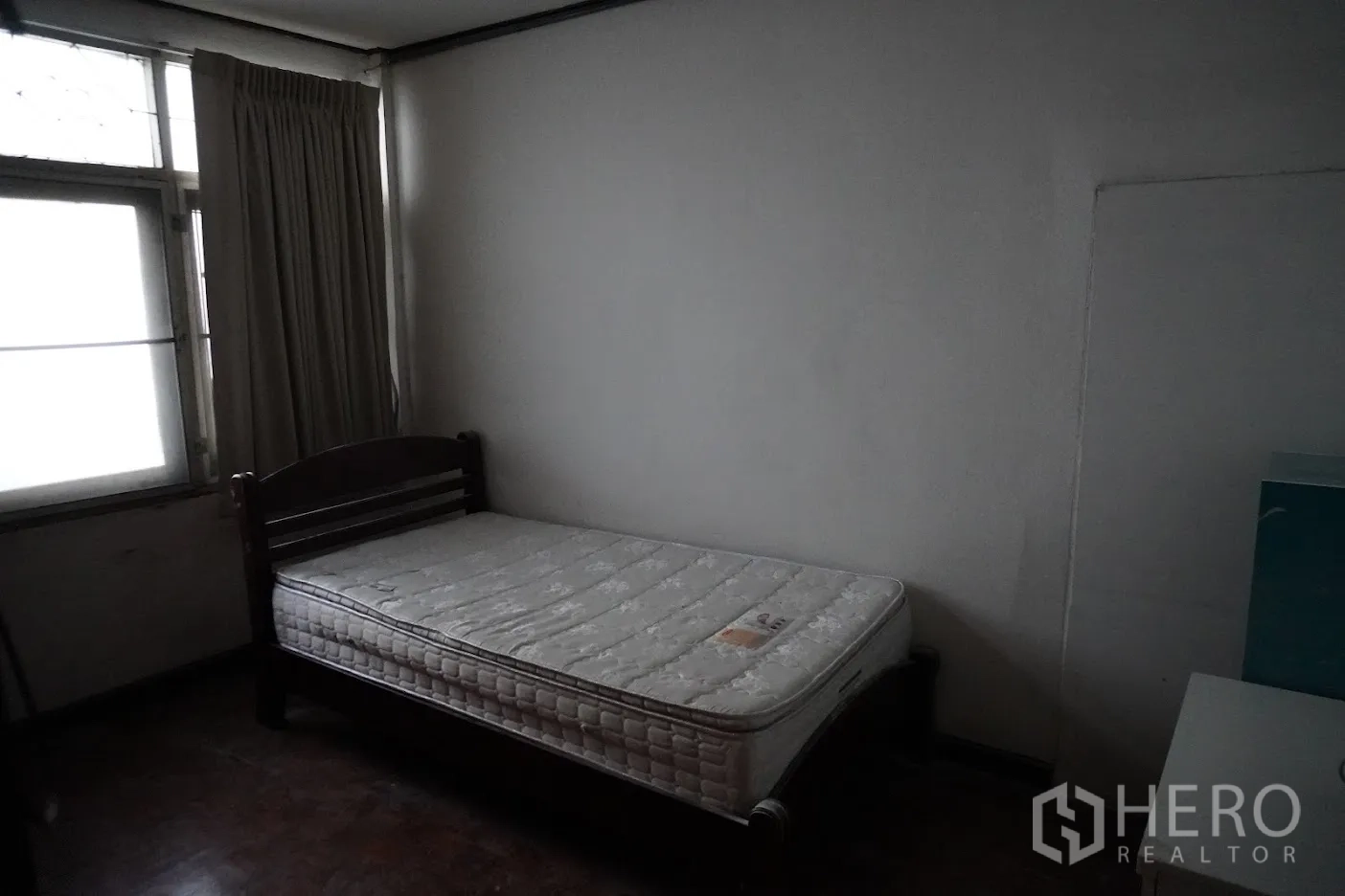 店屋 出租在Watthana, Bangkok - 小卧室，单人床、窗户与窗帘。