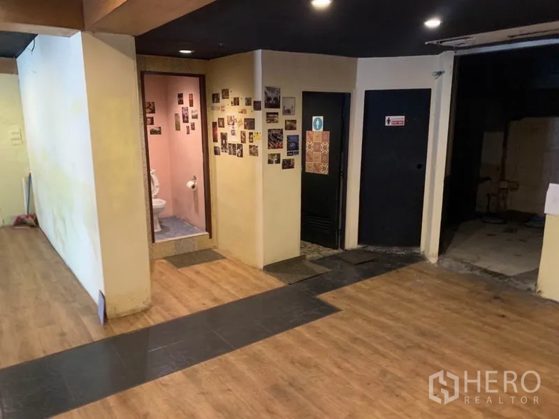 店屋 出租在Watthana, Bangkok - 一层零售区可见卫生间入口。