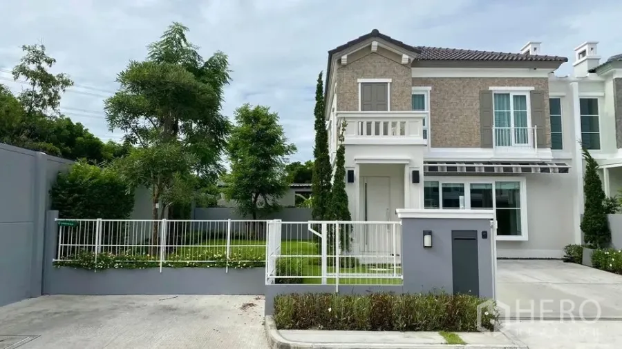 联排别墅 出租在Prawet, Bangkok - 转角联排别墅外观，带车道、围栏与景观前庭（曼谷）。