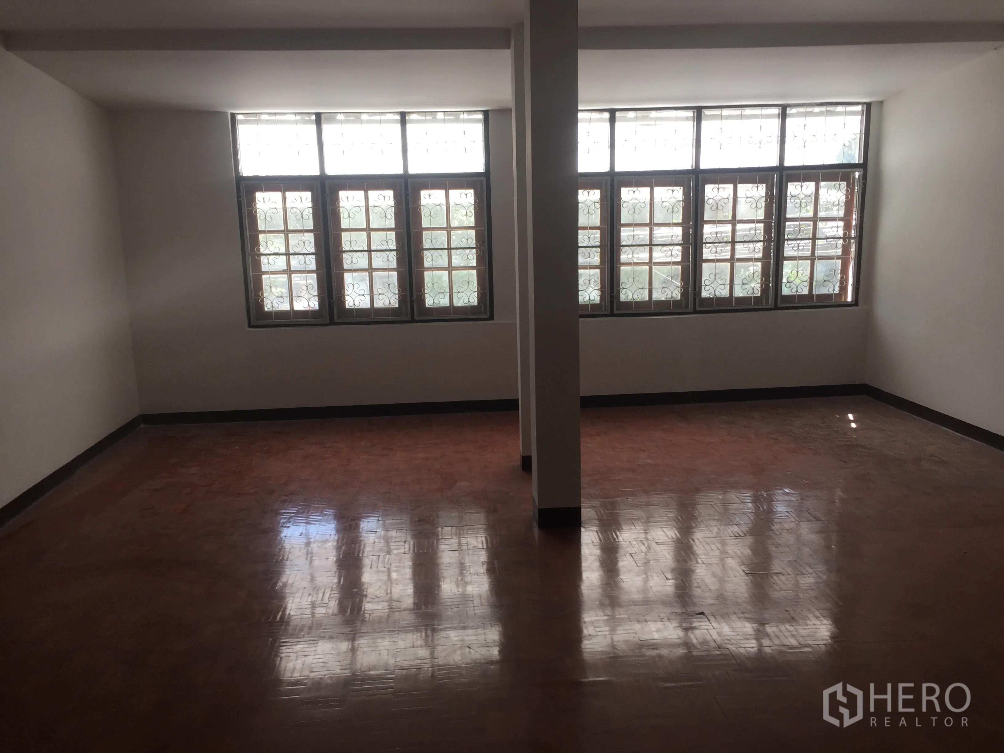 Home Office for rent in Watthana, Bangkok - Bright space with wide gridded windows and glossy wooden flooring.