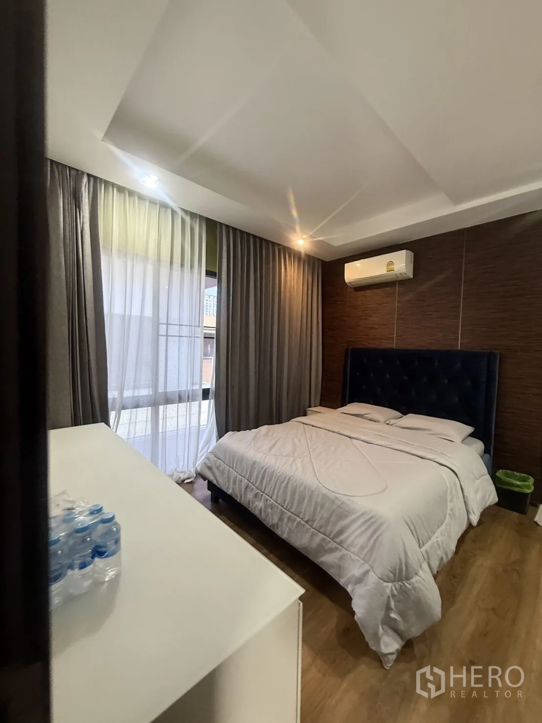 Detached House for rent in Bang Kapi, Bangkok - Comfortable bedroom with soft drapes, air-conditioning, and natural light.