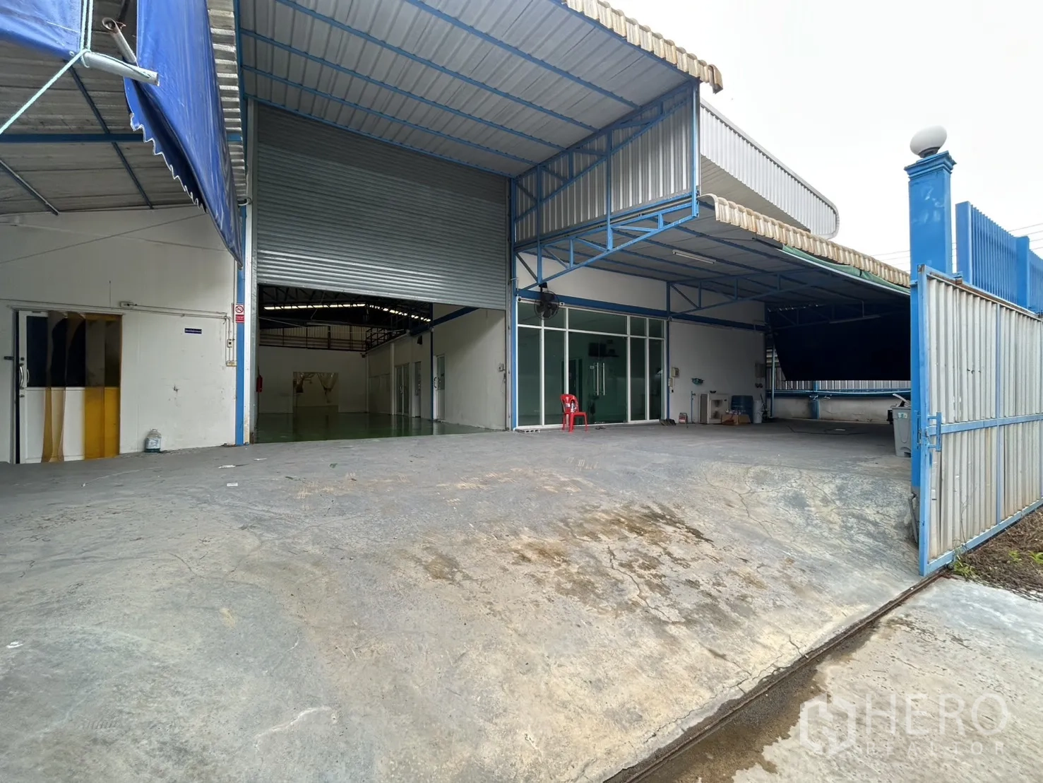 工厂 for rent or sale in Bang Yai, Nonthaburi - 工厂正面配大卷闸门、斜坡车道、带顶装卸棚与玻璃办公室
