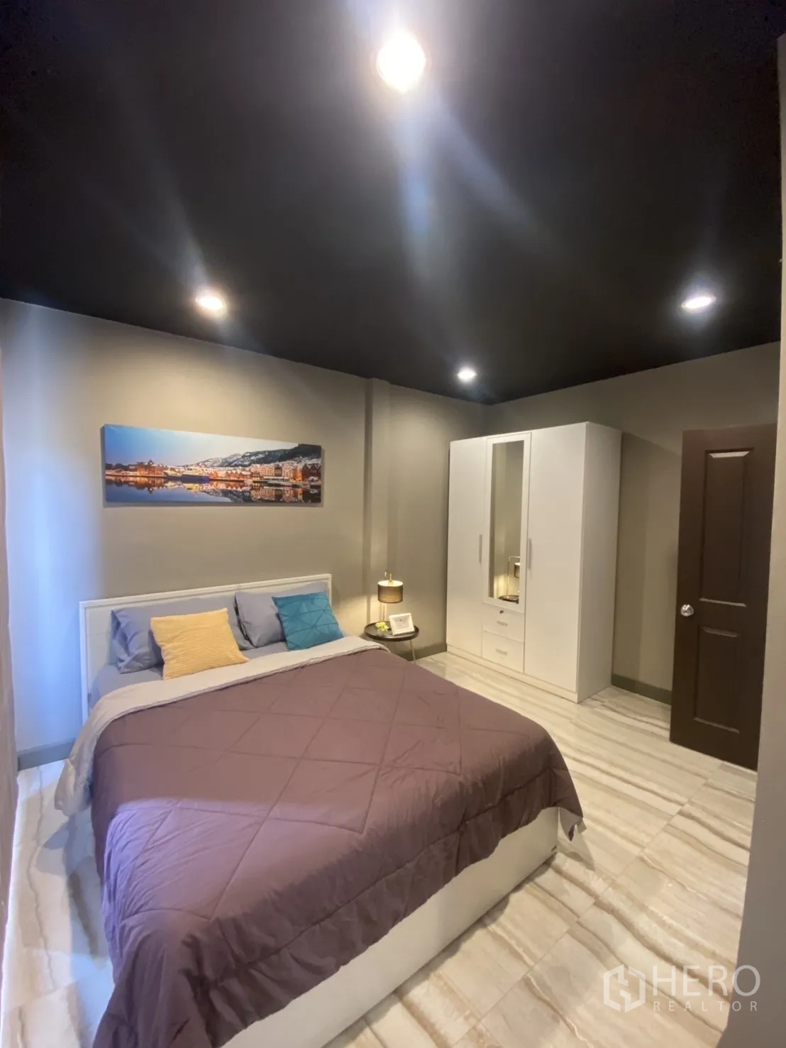 Townhouse for rent in Bang Kapi, Bangkok - Large guest bedroom with wardrobe, bedside lamp and neutral tones.
