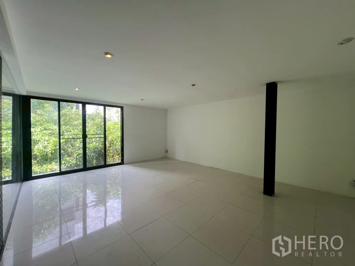 โฮมออฟฟิศ for rent in Watthana, Bangkok - ห้องสว่างมีประตูกระจกบานเลื่อนเปิดสู่วิวต้นไม้