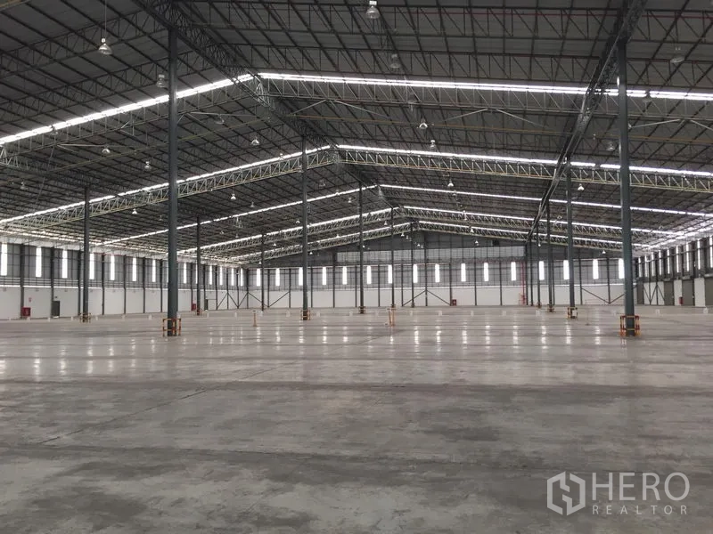 货栈 出租在Si Racha, Chon Buri - 开阔仓储空间，高柱网架、天窗与通风窗
