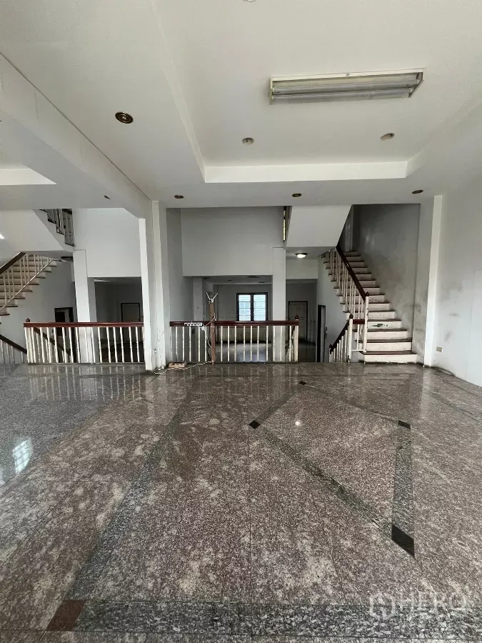 店屋 出租在Watthana, Bangkok - 多层店屋中的大型开放式大厅，抛光花岗岩地面、高挑天花与双向楼梯。