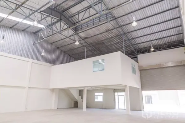 Factory for rent in Phra Samut Chedi, Samut Prakan - Warehouse with mezzanine office box and large roller shutter loading door.