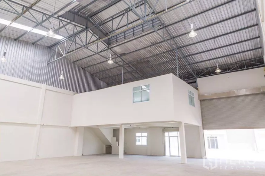 Factory for rent in Phra Samut Chedi, Samut Prakan - Warehouse with mezzanine office box and large roller shutter loading door.