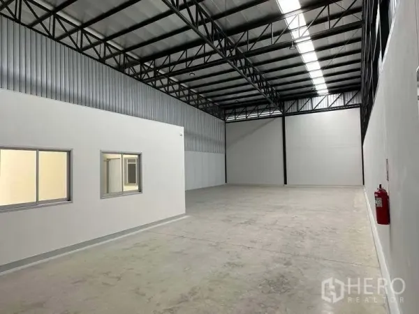 工厂 出租在Bang Phli, Samut Prakan - 宽敞厂房，钢结构高屋顶与采光带，旁设办公室