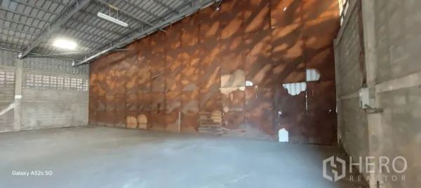 Warehouse for rent in Sathon, Bangkok - Spacious warehouse interior with high ceiling, concrete floor and ventilated block walls.
