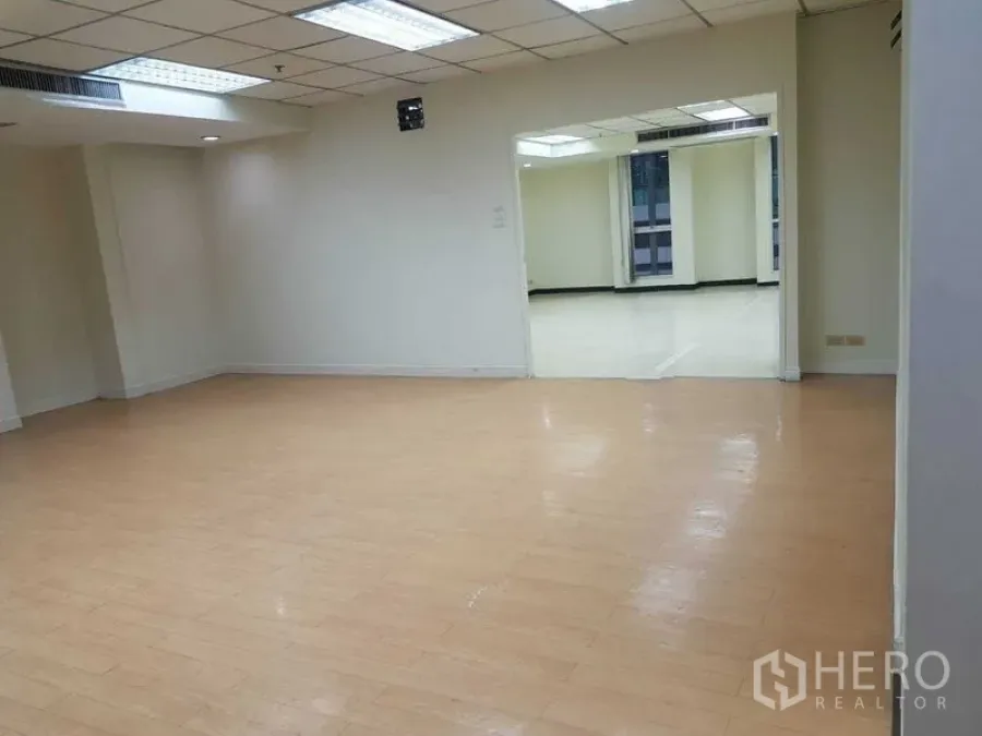 สำนักงาน ให้เช่าในRatchathewi, Bangkok - พื้นที่สำนักงานห้องที่สอง พื้นลามิเนตสีอ่อน เชื่อมต่อไปยังโซนทำงานหลัก