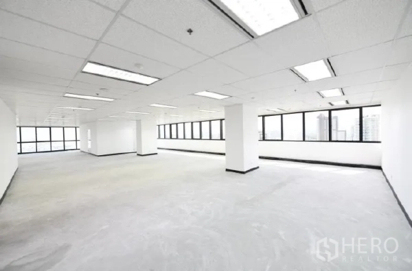 สำนักงาน for rent in Huai Khwang, Bangkok - พื้นสำนักงานขนาดใหญ่ มีเสากลางและผนังกระจกยาวรับแสงธรรมชาติ.