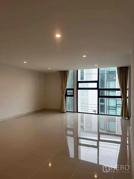 Home Office for rent in Bang Khen, Bangkok - Bright open-plan office floor featuring wide corner windows that bring in abundant natural light.