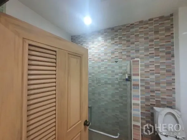 Home Office for rent or sale in Yan Nawa, Bangkok - Bathroom with mosaic tile wall, glass shower enclosure and toilet.