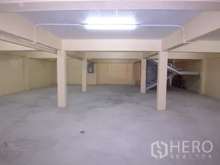 Factory for rent in Thung Khru, Bangkok - Open-plan floor with concrete slab, square columns, and fluorescent lighting.