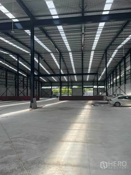 货栈 出租在Mueang Samut Sakhon, Samut Sakhon - 高挑屋顶的仓库内部，钢结构立柱、采光屋顶与抛光混凝土地面，位于Mueang Samut Sakhon