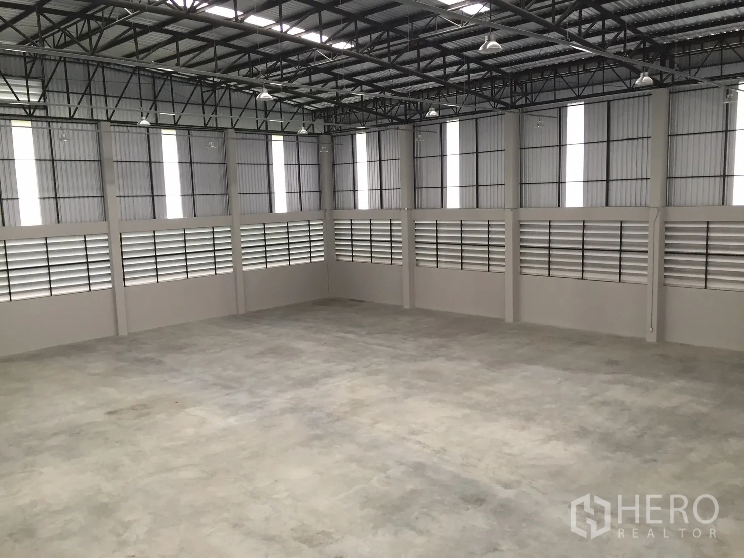 โกดัง for rent in Bang Phli, Samut Prakan - ฮอลล์โกดังเพดานสูง พื้นคอนกรีตและผนังระบายอากาศบานเกล็ด