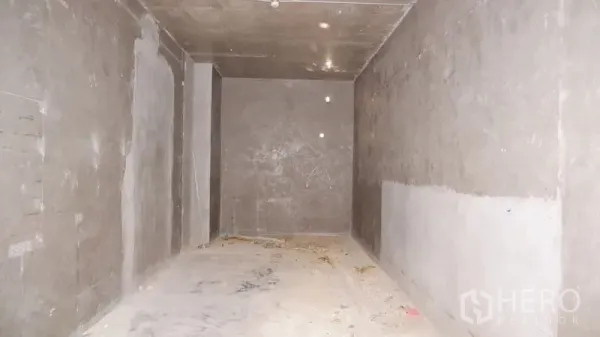 Retail Space for rent in Watthana, Bangkok - Unfitted 35 sqm retail interior with bare concrete walls, high ceiling and a rectangular layout ready for fit‑out.