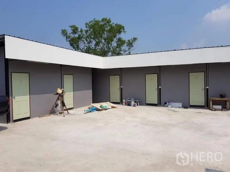 Warehouse for sale in Lam Luk Ka, Pathum Thani - U-shaped block of rooms surrounding open yard within the compound.