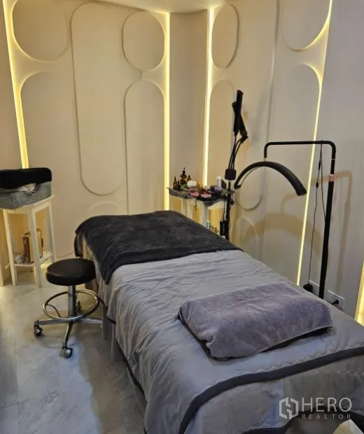 Retail Space for rent in Watthana, Bangkok - Private treatment room with massage bed, task lighting and textured feature walls.