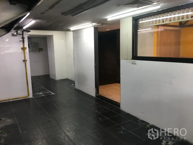Retail Space for rent in Khlong Toei, Bangkok - Tile-lined prep area with gas line and a service window connecting to the dining zone.